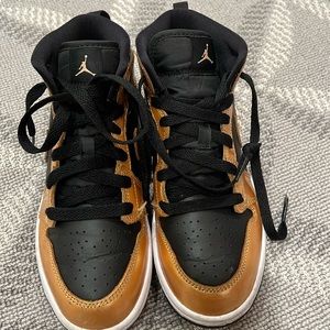 Air Jordan 1 mid size youth 2.5. Great condition